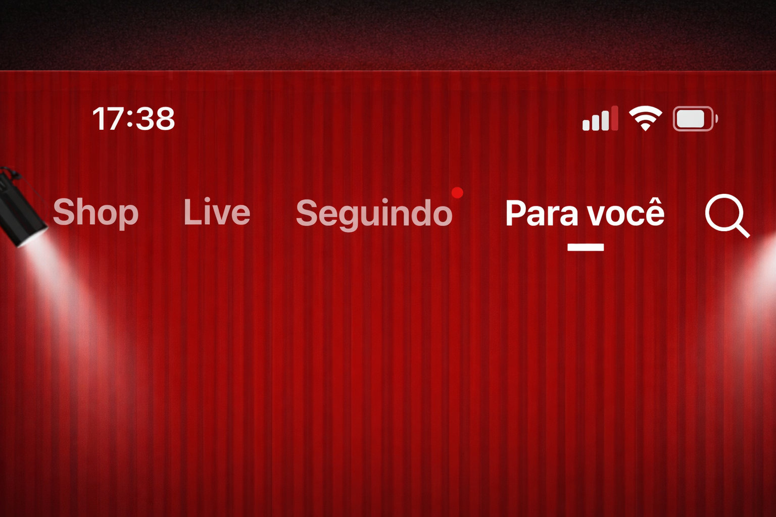 Barra de navegação superior do Kwai mostrando as abas Shop, Live, Seguindo e Para você destacada como aba ativa Barra de navegação superior do Kwai mostrando as abas Shop, Live, Seguindo e Para você destacada como aba ativa