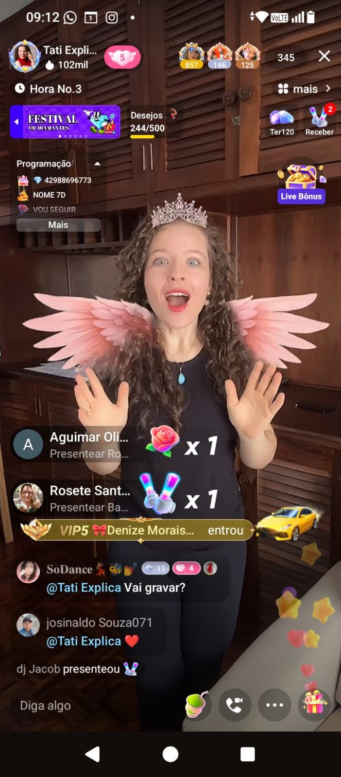 Tati Explica em live no Kwai com 102 mil likes e presentes virtuais sendo enviados em tempo real