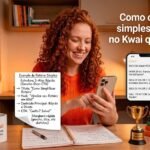 Mulher de cabelos cacheados ruivos e blusa laranja sorrindo para o celular, com post-its sobre roteiros, caneca do Kwai e troféu na mesa, ilustrando como criar roteiros simples para vídeos no Kwai que viralizam